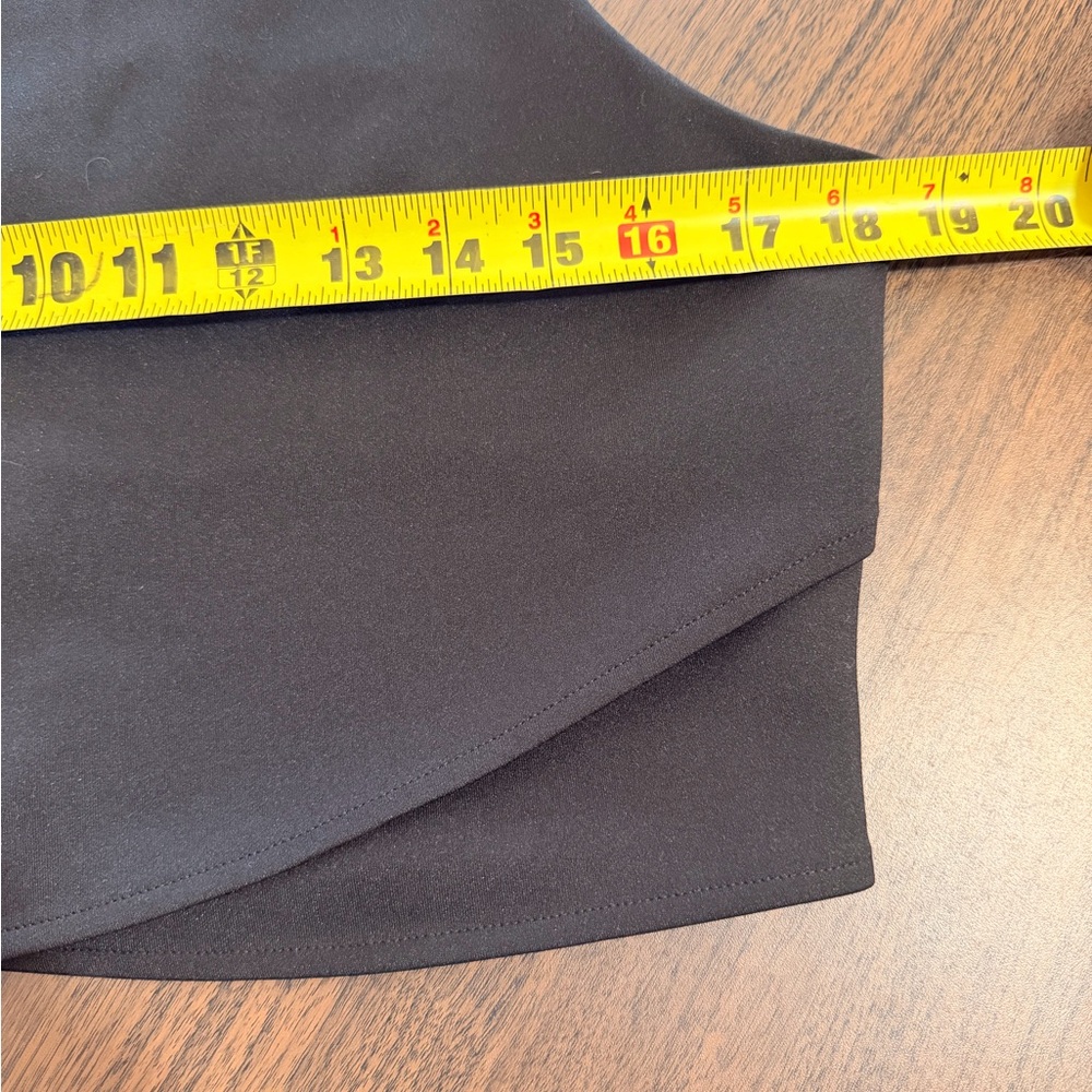 Express Black Sleeveless Crop Top - Picture 4 of 4